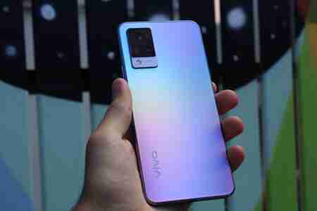 Vivo V21 5G, primeras impresiones: un smartphone que quiere ser el rey de los selfies sin renunciar a lo demás